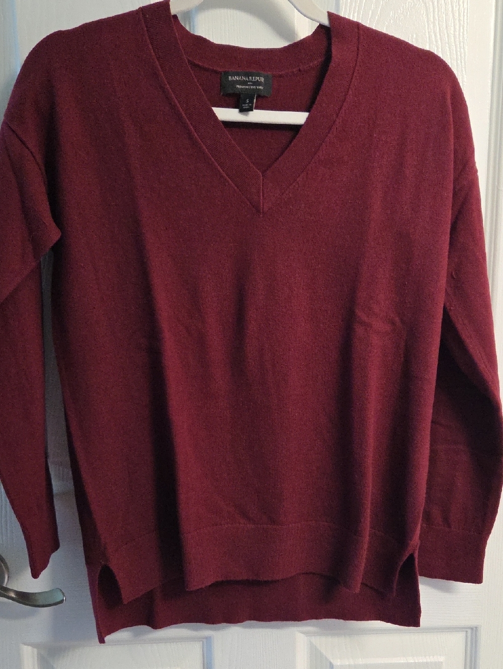 Banana Republic Women's V-Neck Sweater - Wine Red